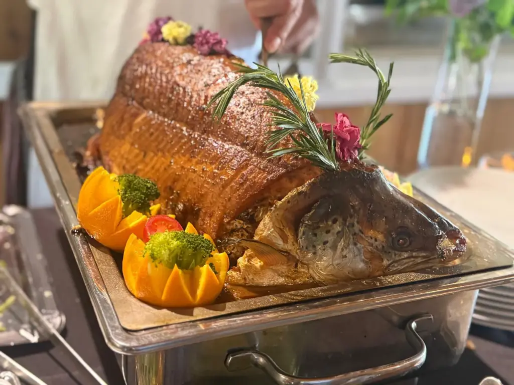 Ganzer gebratener Fisch mit Gemüse im Restaurant Dornsberg
