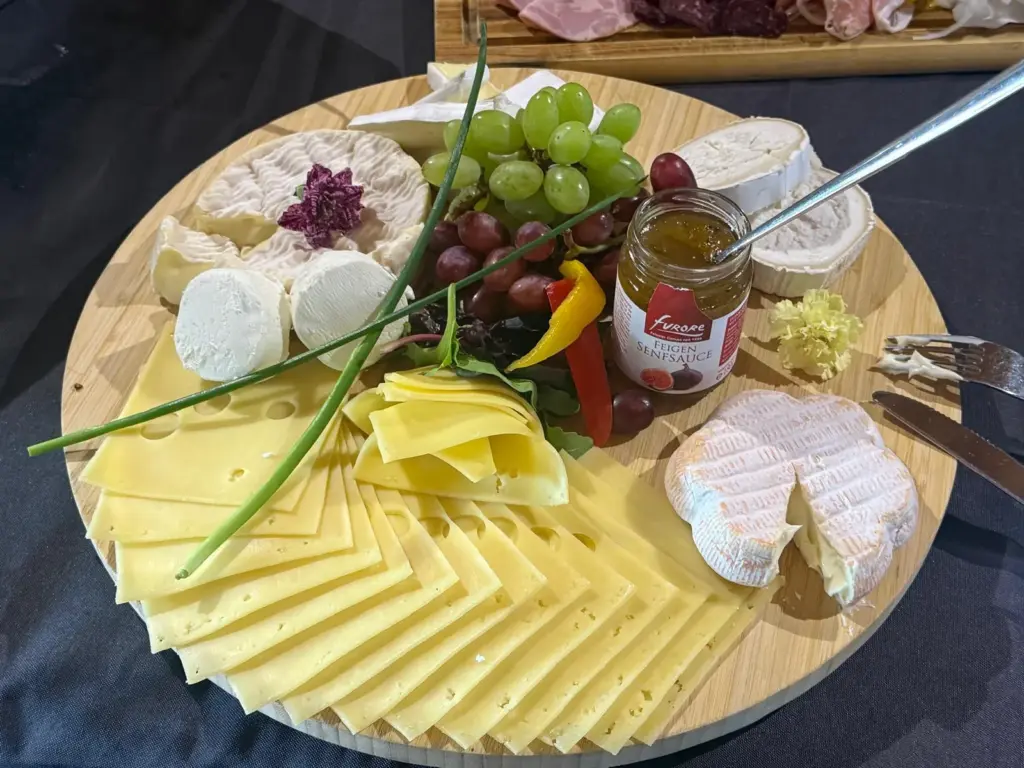 Käseplatte mit regionaler Käseauswahl, Trauben und Chutney