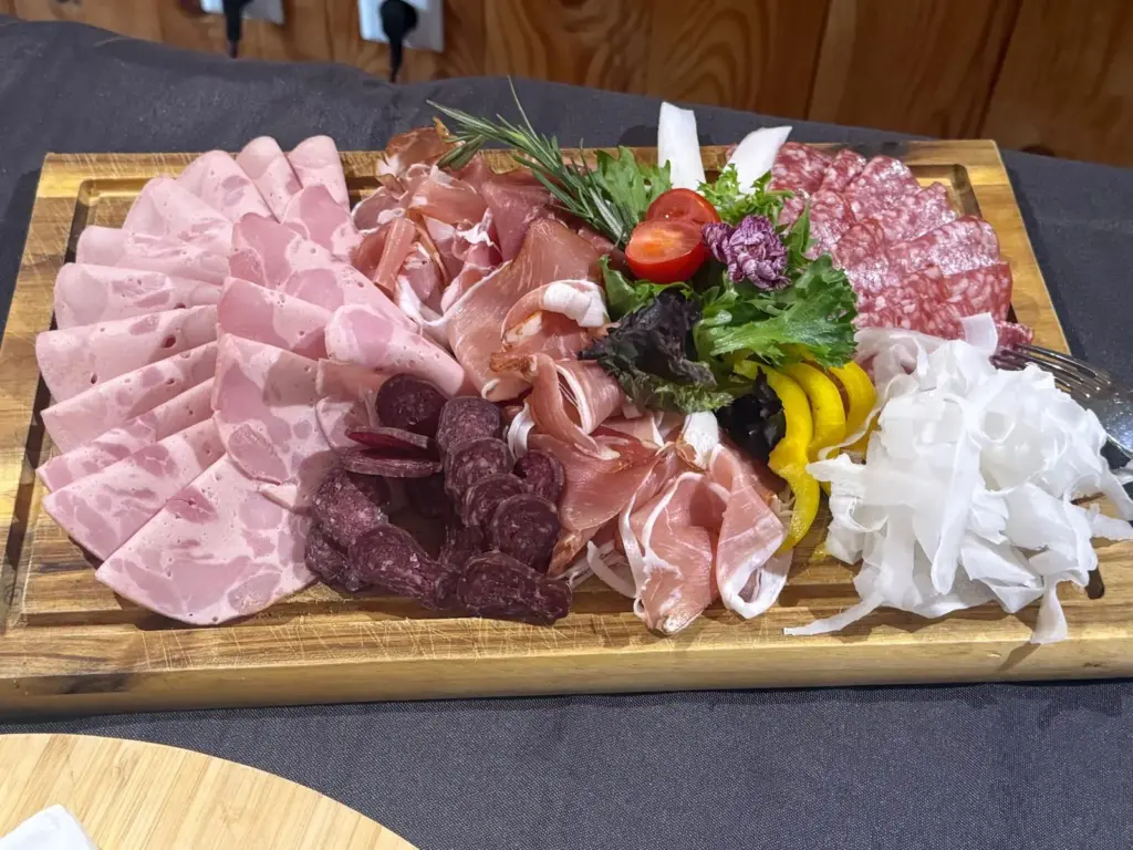 Regionale Vesperplatte mit Wurst, Schinken und Beilagen